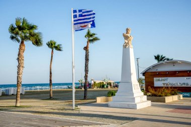 Larnaka, Kıbrıs, Şubat 2017: Atinalı genel Kimon Finikoudes Beach deki Larnaka, büstü