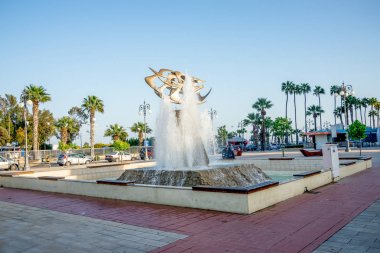 Larnaca, Kıbrıs, Şubat 2017: Europe Meydanı yakınında Larnaka Marina ve Finikoudes b bir çeşme