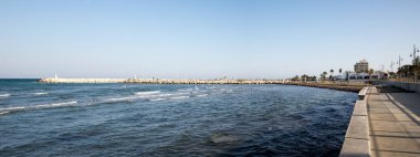 Larnaca, Kıbrıs, Şubat 2017: Bir görünümle Larnaka dolgu ve Mackenzie Marina için arka plan