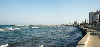 Larnaca, Kıbrıs, Şubat 2017: Bir görünümle Larnaka dolgu ve Mackenzie Marina için arka plan