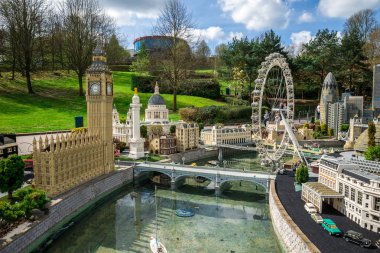 Windsor, İngiltere, Nisan 2017: Big Ben'i ve London Eye Legoland Windsor miniland modellerinde