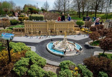Windsor, İngiltere, Nisan 2017: Buckingham Sarayı ve Victoria Memorial modelleri Legoland rüzgarlar