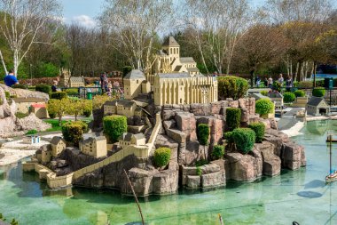 Windsor, İngiltere, Nisan 2017: Buckingham Sarayı ve Victoria Memorial modelleri Legoland rüzgarlar