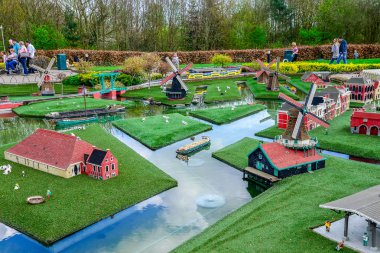 Windsor, İngiltere, Nisan 2017: Buckingham Sarayı ve Victoria Memorial modelleri Legoland rüzgarlar