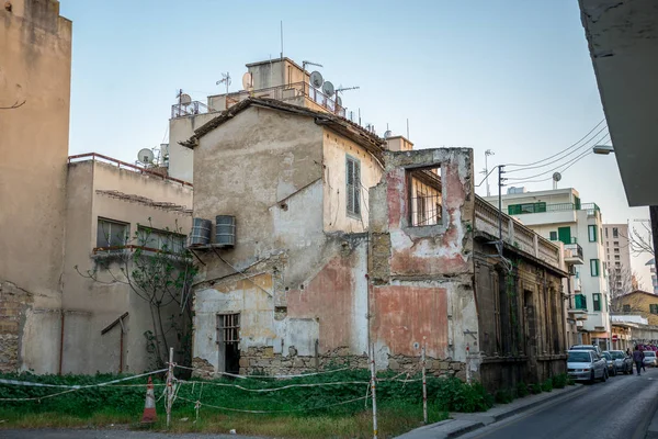 Λευκωσία, Κύπρος, Μαρτίου 2017: Ένα σπίτι με σπασμένα τοίχους και εκτός βαρέλια νερό για νερό su — Φωτογραφία Αρχείου