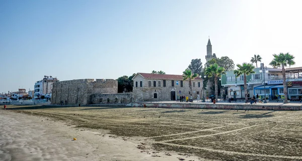 Λάρνακα, Κύπρος, Μαρτίου 2017: Φοινικούδες της Λάρνακας παραλία δείτε με ιστορικό μεσαιωνικό φρούριο — Φωτογραφία Αρχείου