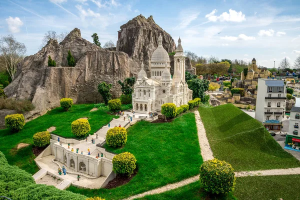 Windsor, İngiltere, Nisan 2017: Buckingham Sarayı ve Victoria Memorial modelleri Legoland rüzgarlar
