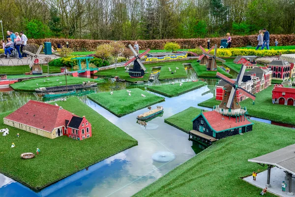 Windsor, İngiltere, Nisan 2017: Buckingham Sarayı ve Victoria Memorial modelleri Legoland rüzgarlar