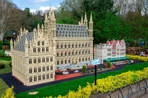 Виндзор, Англия, апрель 2017 года: модели Букингемского дворца и Мемориала Виктории на выставке Legoland Winds — стоковое фото