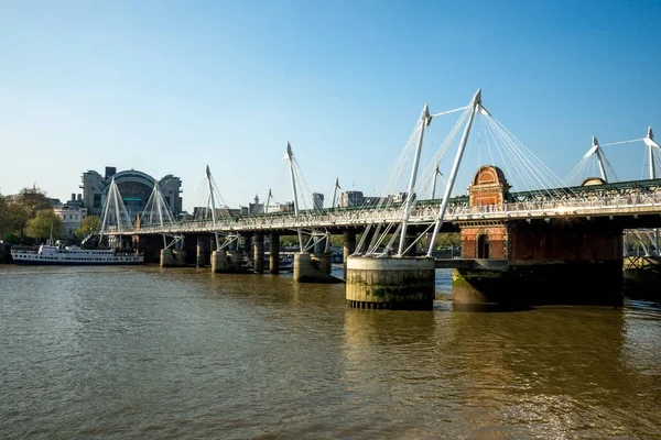 Londra, İngiltere, Nisan 2017: Thames Nehri'nin güney kıyısında Golden Jubilee ve Hungerford köprüler görünümü