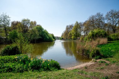 Londra, İngiltere, Nisan 2017: St James's Parkı Gölü çeşme ile bir görünüm