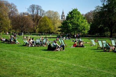 Londra, İngiltere, Nisan 2017: London St James Park ile arka planda görülen Big Ben insan rahatlayın