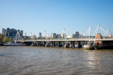 Londra, İngiltere, Nisan 2017: Thames Nehri'nin güney kıyısında Golden Jubilee ve Hungerford köprüler görünümü