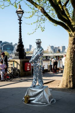 Londra, İngiltere, Nisan 2017: Bir performans Jubilee bahçeleri ve London Eye yakınındaki giyinip sokak