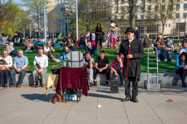 Londra, İngiltere, Nisan 2017: İnsanlar bir Jübile bahçeleri ve London Eye yakınındaki sokak performans izle