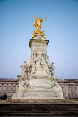 Londra, İngiltere, Nisan 2017: Kraliçe Victoria Anıtı Buckingham Sarayı önünde
