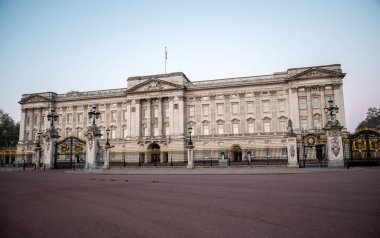 Londra, İngiltere, Nisan 2017: Buckingham Sarayı - resmi ana Kraliçe Elizabeth II