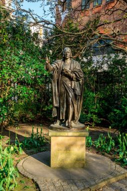 Londra, İngiltere, Nisan 2017: Cathedral St Paul's churchyard, John Wesley heykeli