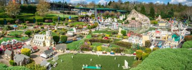 Windsor, İngiltere, Nisan 2017: Buckingham Sarayı ve Victoria Memorial modelleri Legoland rüzgarlar