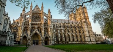 Londra, İngiltere, Nisan 2017: Westminster Abbey St Margaret's kilise yan görünümden