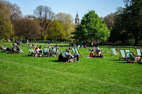 Londra, İngiltere, Nisan 2017: London St James Park ile arka planda görülen Big Ben insan rahatlayın