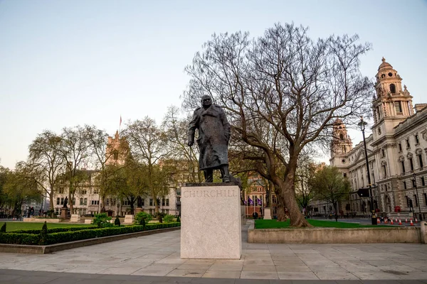 Λονδίνο, Αγγλία, Απρίλιος 2017: Άγαλμα του Σερ Ουίνστον Τσόρτσιλ στο Κοινοβούλιο τετραγωνικός κήπος σε Γουεστμίνστερ — Φωτογραφία Αρχείου