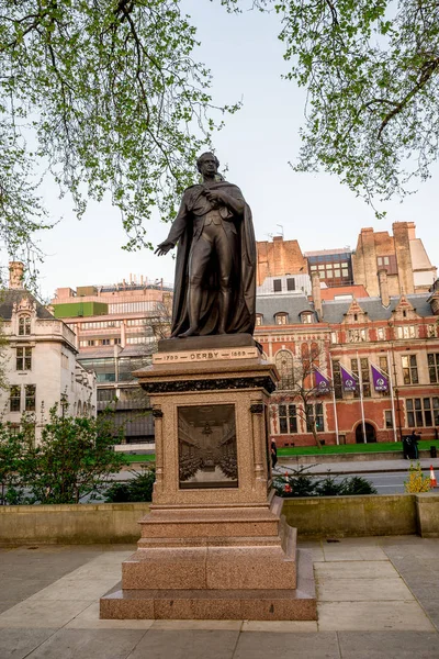 Londres, Inglaterra, abril de 2017: Estatua del Conde de Derby en Parliament Square Garden en Westminster — Foto de Stock