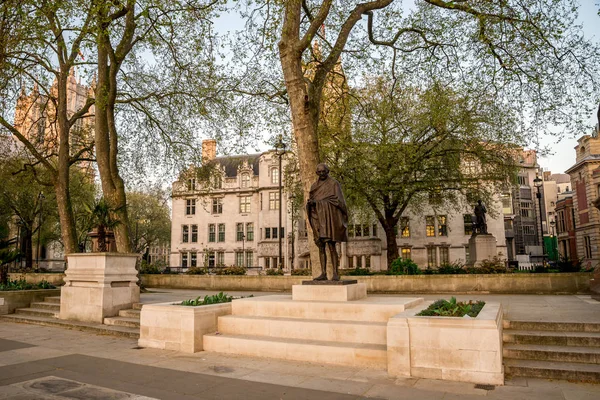 Londres, Inglaterra, abril de 2017: Estatua de Mahatma Ghandi en Parliament Square, Westminster — Foto de Stock