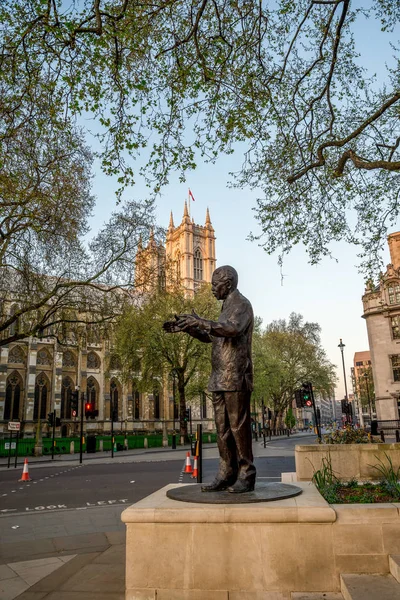 Londres, Inglaterra, abril de 2017: Estatua de Nelson Mandela en Parliament Square Garden en Westminster — Foto de Stock