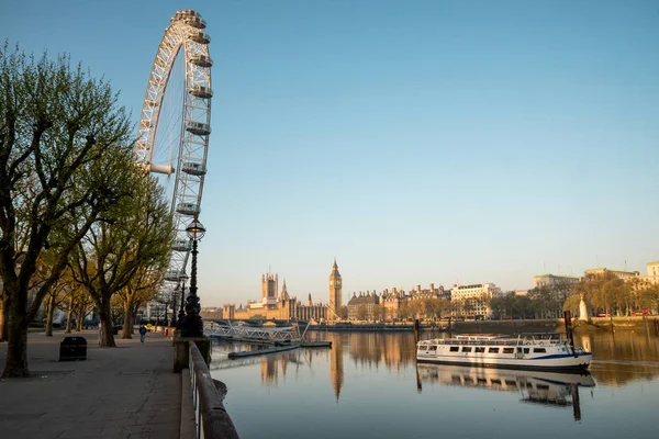 Londres, Inglaterra, abril de 2017: Una vista a London Eye, Big Ben y Thames River temprano en la mañana — Foto de Stock