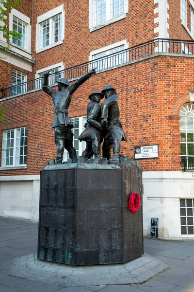 Londra, İngiltere, Nisan 2017: İtfaiyeciler Anıtı Carter Lane Gardens yanında St Paul Katedrali