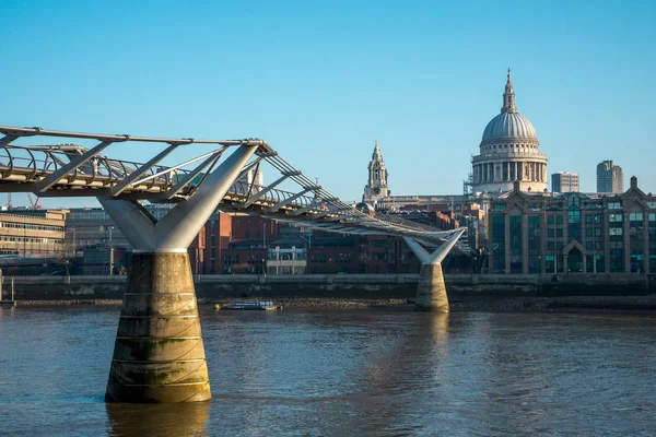 Londres, Inglaterra, abril de 2017: Una vista del Puente del Milenio de Londres y la Catedral de San Pablo desde Bankside en South Bank of River Thames —  Fotos de Stock