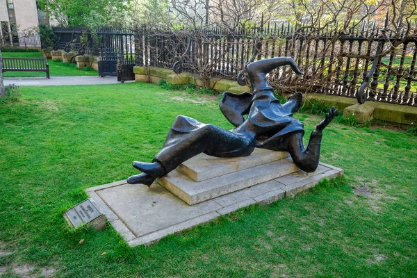 London, England, April 2017: Statue of Thomas Becket in St Paul's Cathedral churchyard in city centre — Stock Photo, Image