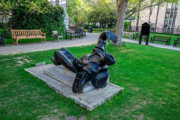 London, England, April 2017: Staty av Thomas Becket i St Paul's Cathedral kyrkogård i centrum — Stockfoto