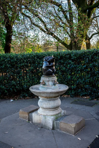 Londres, Inglaterra, abril de 2017: Dos osos beben fuente ubicada en Kensington Gardens en Londres — Foto de Stock