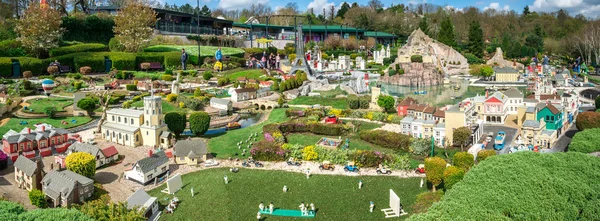 Windsor, İngiltere, Nisan 2017: Buckingham Sarayı ve Victoria Memorial modelleri Legoland rüzgarlar