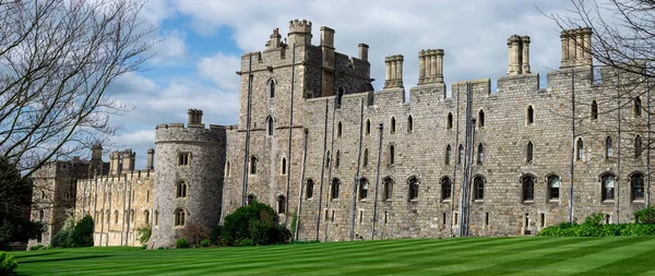 Windsor, İngiltere, Nisan 2017: Profili Windsor Castle duvarlar ve kemerli windows kule — Stok fotoğraf