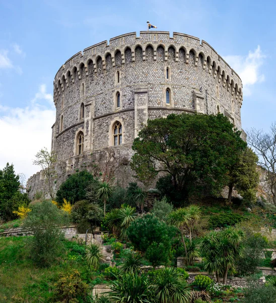 Windsor, İngiltere, Nisan 2017: Yuvarlak kule Windsor Castle yükseltilmiş bir bayrak ile