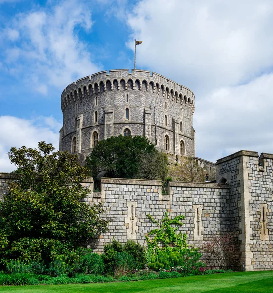 Windsor, İngiltere, Nisan 2017: Yuvarlak kule Windsor Castle yükseltilmiş bir bayrak ile — Stok fotoğraf