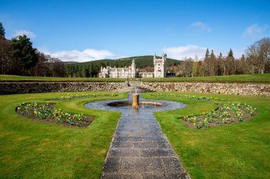 Balmoral, İskoçya, Nisan 2017: dışında Bahçe ve arka planda Balmoral Şatosu ile çeşme