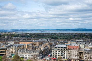 Edinburgh, İskoçya, Nisan 2017: Bir görünümden Esplanade Meydanı'na Edinburgh Castle