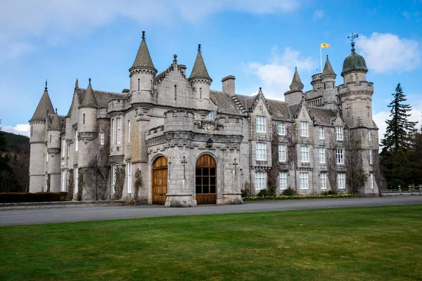 Balmoral, Scozia, aprile 2017: Balmoral Castle front view, Scozia — Foto Stock