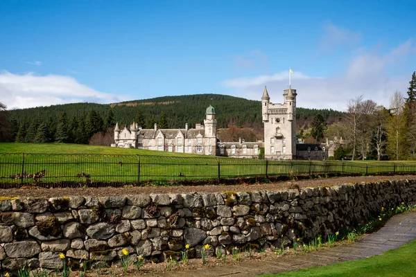 Balmoral, Escocia, abril de 2017: Una vista del castillo de Balmoral a distancia de los jardines exteriores —  Fotos de Stock