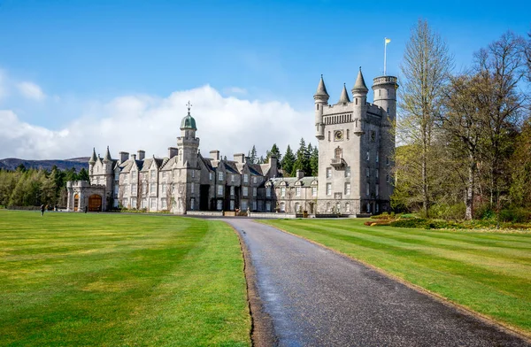 Balmoral, Skotsko, duben 2017: Cesta k zámku Balmoral ve Skotsku na jaře — Stock fotografie