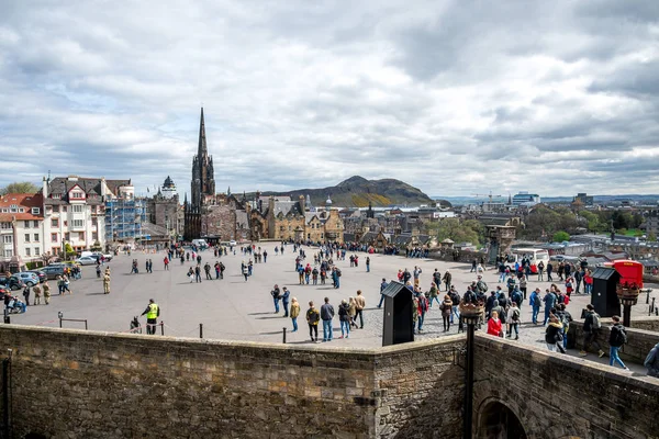 Edinburgh, İskoçya, Nisan 2017: Bir görünümden Esplanade Meydanı'na Edinburgh Castle