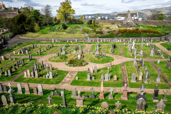 Stirling, Escocia, abril de 2017: Una vista al cementerio entre el castillo de Stirling y la iglesia de Holy Rude —  Fotos de Stock