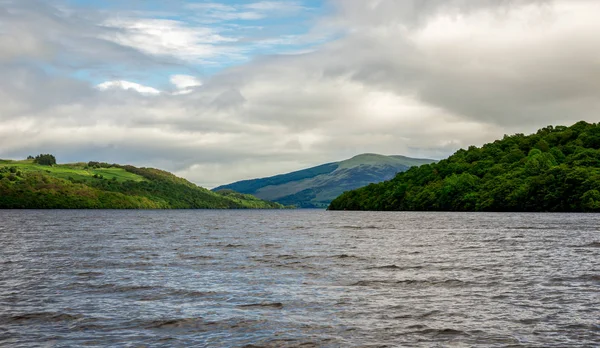 Widok na wody jeziora Loch Tay i okolicznych wzgórzach z łodzi — Zdjęcie stockowe