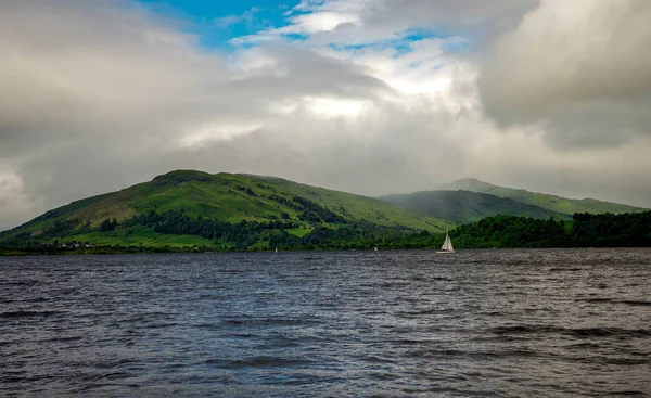 Vody jezera Loch Tay, jachty, vesnice a okolní pobřeží — Stock fotografie