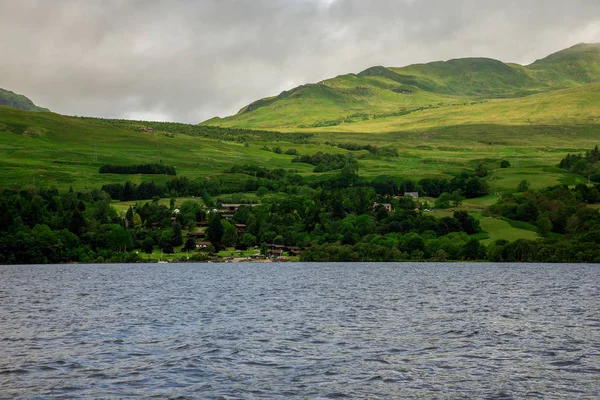 Bir görünüm bir gölde bir kiralama tekne alınan Loch Tay Highland Lodges Köyü