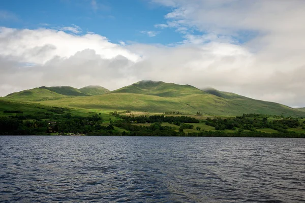 Bulutlu yaz highlands Loch Tay doğal kıyı şeridi manzara